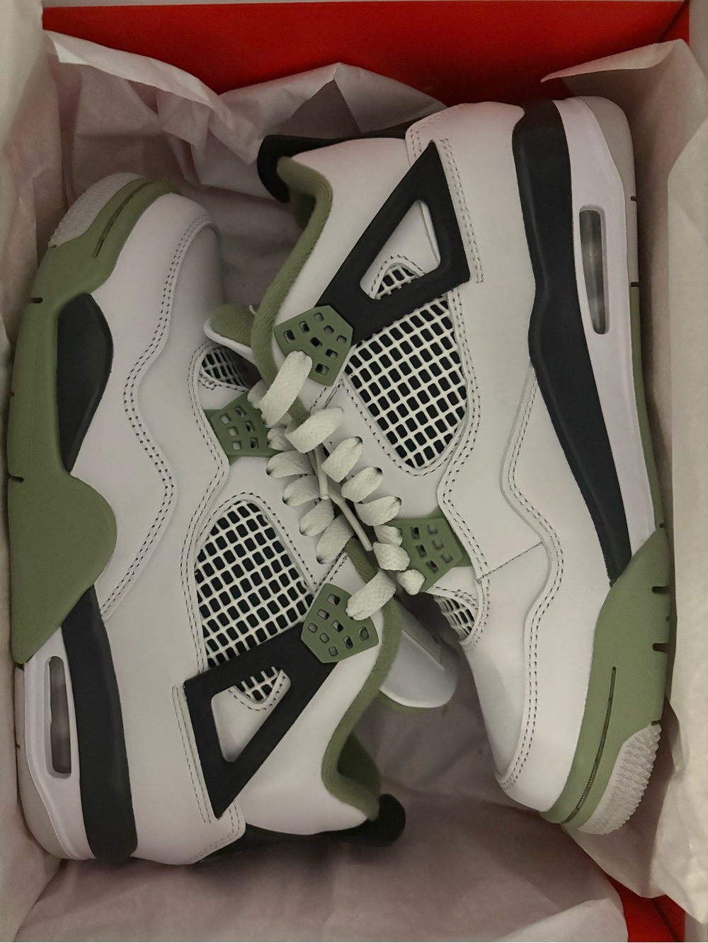 Air Jordan 4 Retro women’s Sneakers - White & Olive